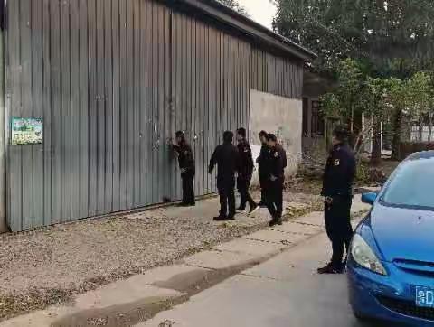 香城固镇执法队开展散煤点排查治理专项行动。