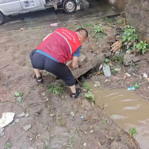 雨中守护显担当 筑牢防汛“安全墙”