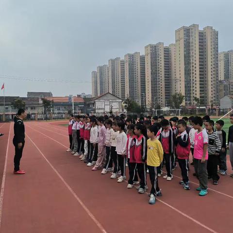 澧县芙蓉学校体育组足球公开课-足球正脚背运球