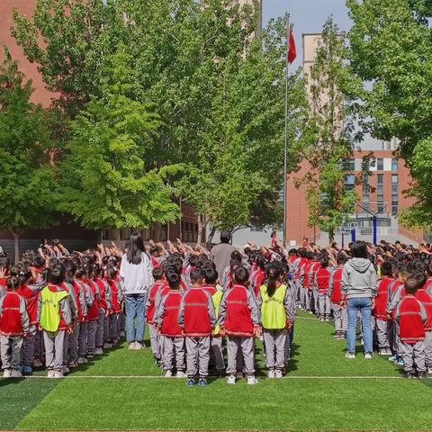 【“三抓三促”宣传教育】扣好人生第一粒扣子——银滩路小学“分批入队”致一年级家长和孩子们的一封信