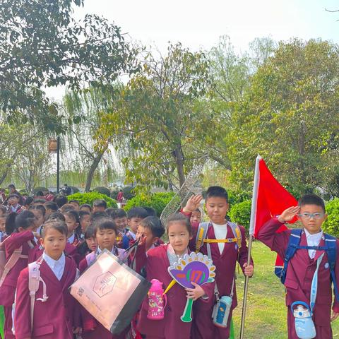 拥抱春天，我们一起“趣”春游 ——漯河小学1年级 17班春游记