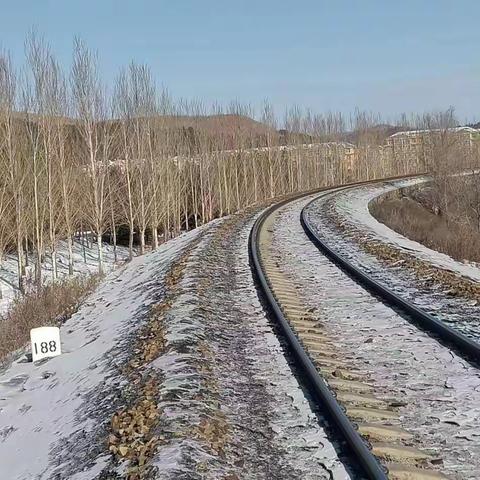 铁路护路不停歇 平安铁路守岁人