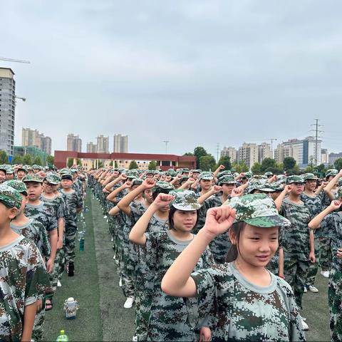 以军训之名，展青春风采——初一2305班军训进行时