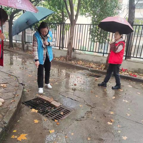 雨中的坚守  守护我们的家园