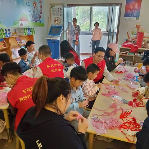 【传承五四薪火 践行青春担当】——七里堡南北社区团支部开展“指尖生花，巧手颂母爱”母亲节亲子活动