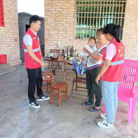 八所镇罗带村网格员开展“六水共治”宣传