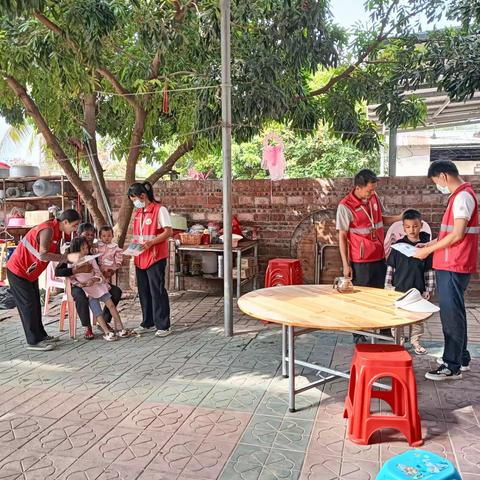 罗带村网格员入户开展“护苗”宣传工作。