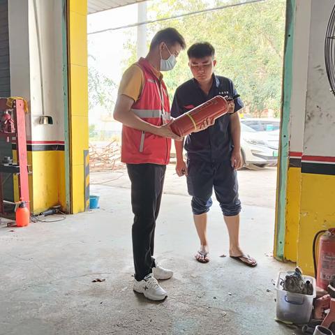 罗带村网格员开展消防安全隐患排查工作