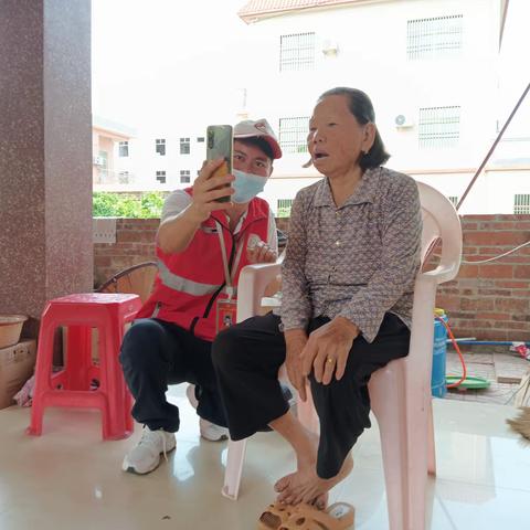 罗带村网格员为老人做养老保险人脸识别认证