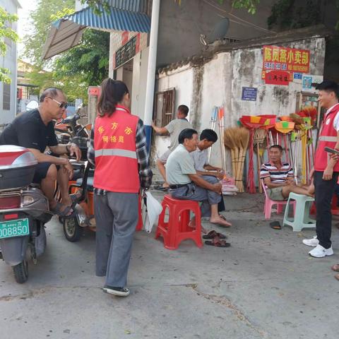 八所镇罗带村网格员开展信访条例宣传工作