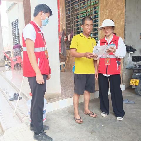 八所镇罗带村网格员入户开展“护苗”宣传工作