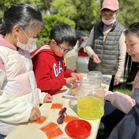 依云湾跳蚤市场便民活动