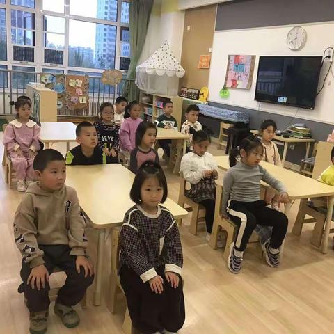 宝贝们今天学习了书写“上”字，首先我们要有正确的握笔姿势和坐姿，然后知道了在田字格里书写上字时的占格，在什么位置起笔、顿笔等 来看看我们的表现吧