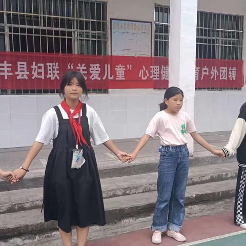 开心灵之窗，扬自信之帆——龙冈小学心理团体辅导活动