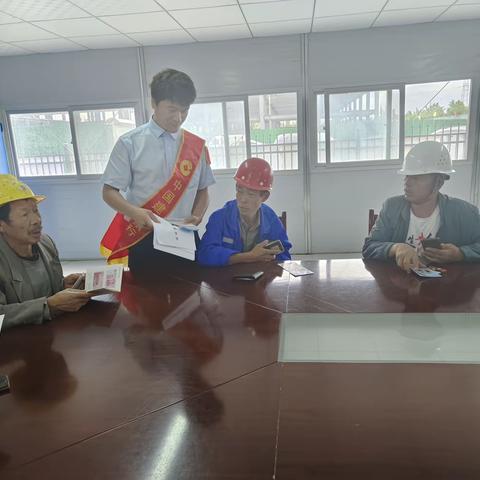 【伊犁分行辽宁路支行】开展反电信诈骗法宣传活动