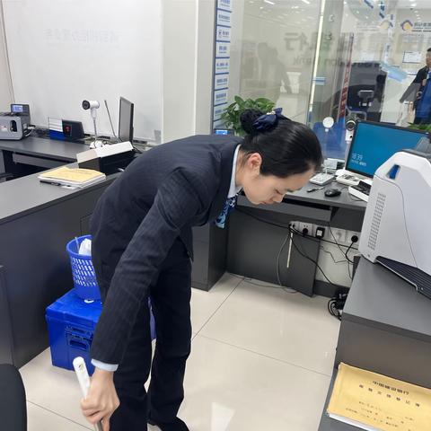 【新疆伊犁霍城支行】开展网点大扫除