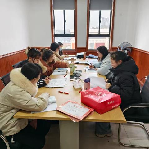 《凝聚智慧，共研复习——记第十六周初中政治集体备课教研活动》