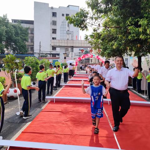 雄赳赳，气昂昂，开心上学堂