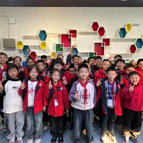 “社”彩纷呈，“团”聚成长——城西小学创客社团活动成果展示