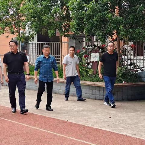 高县人民检察院检察长叶旭东来到潆溪小学看望慰问少年儿童