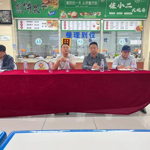 深入食堂办公  筑牢食安屏障 ‍银川外国语实验学校召开2025年秋季学期    开学前食品安全校长现场办公会