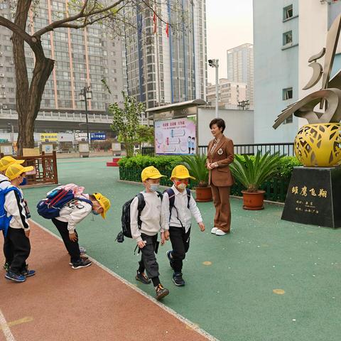 常规展风采 习惯铸未来——五一路小学一年级学生“九字”行为规范素养展示活动