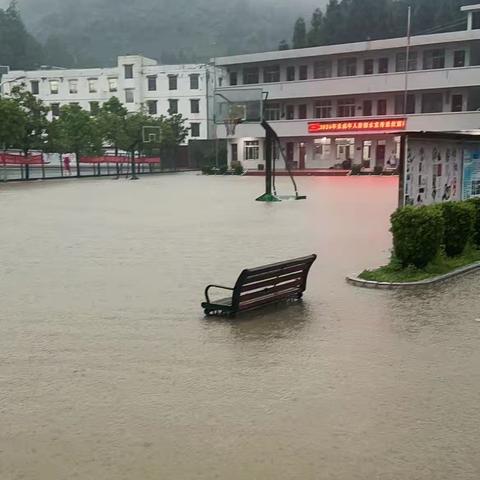 雨里搭桥护中考 校园扫水展师风 | 阿弓中学教师在洪灾中用智慧和勤劳为学生保驾护航