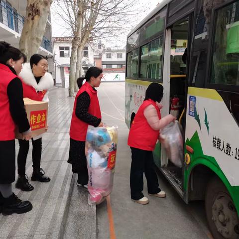 送教下乡促提高，爱心捐赠送真情——西峡县城区一小“学雷锋  文明实践我行动”暨送教帮扶活动纪实