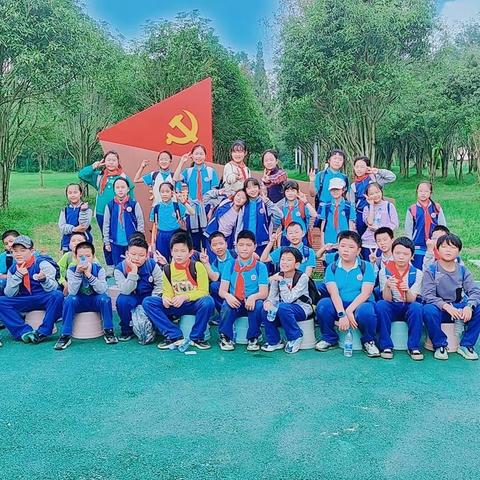 “巡礼红色印迹，追忆峥嵘岁月”五年级一班秋季实践活动