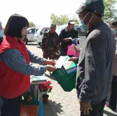 群力街道变兴路社区新时代文明实践站   “黄花染双鬓，重阳寄深情”——重阳节