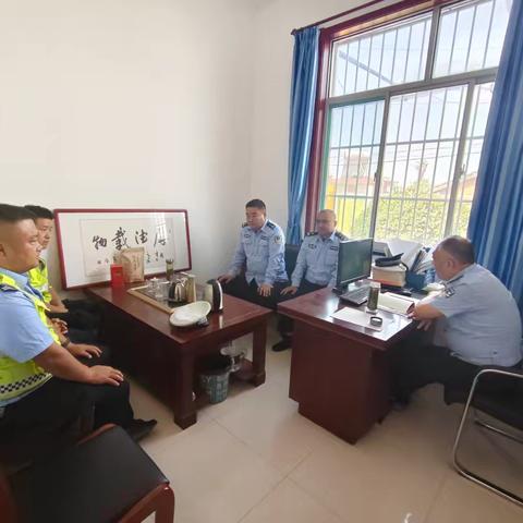 逢集会 石柱中队开展交通安全宣传整治行动