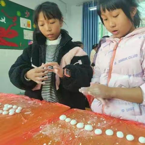 巧手包汤圆，劳动我快乐                  ———三（6）班