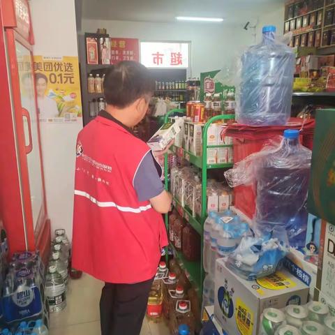 文明有章-美德健康  西琅沟村网格员巡查小区超市食品卫生