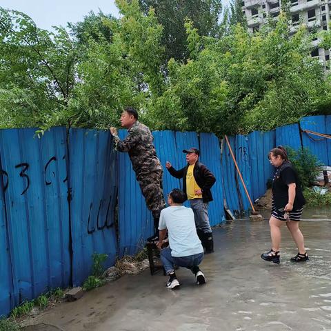 最是小事暖人心一冒雨踏查  区长深入和平名苑指挥排水