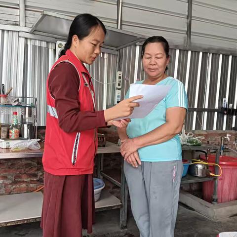 新龙镇上通天村网格员开展打击私彩赌博宣传活动