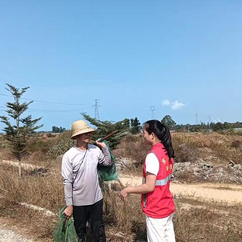 新龙镇上通天村网格员入户开展反走私宣传活动