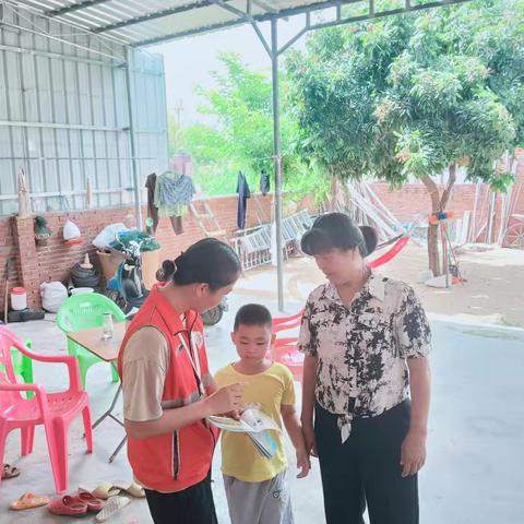 新龙镇上通天村网格员持续入户开展防溺水宣传工作