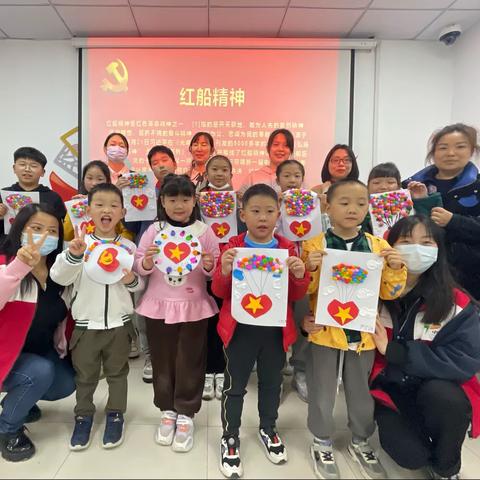 巧手剪党徽 共创文明风