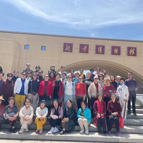 游 历 史 长 河 知 延 安 文 明 延安老年大学合唱团参观延安博物馆