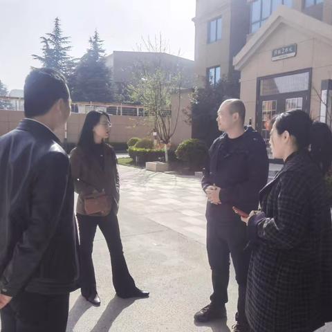 温情服务助老人年审