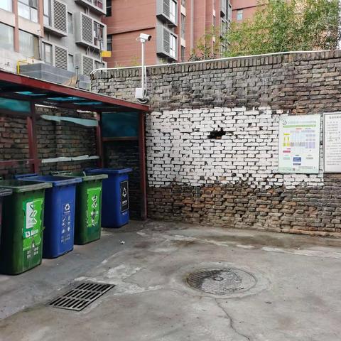 【碑林区长乐坊街道】兴庆社区工作人员对辖区内小区的垃圾分类工作进行督导检查
