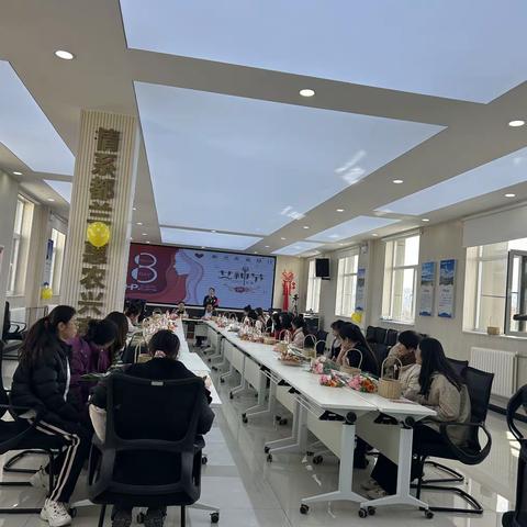 都兰农商银行营业部开展“三八”女神节花艺沙龙活动