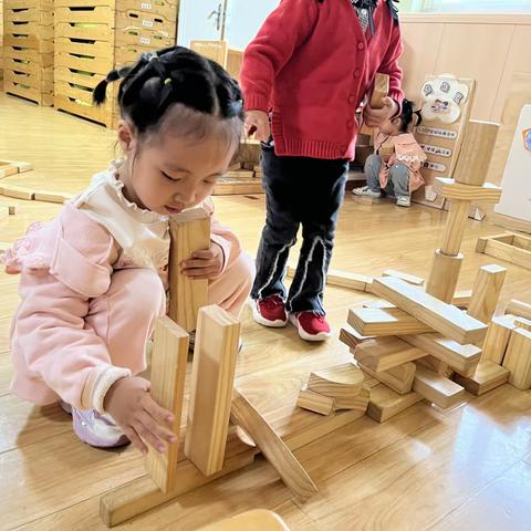 驿城区慧慧幼儿园中二班建构区——-《不会倒的长城》