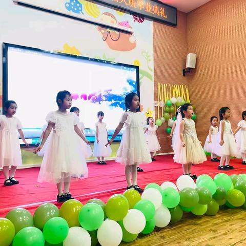 【🌻启爱教育🌻——毕业典礼 】兴隆街道中心幼儿园举办“童梦启航 筑梦未来”2025届大班毕业典礼