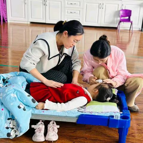 【🌻锦爱校园🌻——安全演练】应急有方，护幼安康——兴隆街道中心幼儿园开展幼儿突发意外事件培训演练活动