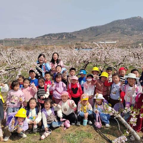 “桃花朵朵开，萌娃踏春来”——中楼镇鸡山沟社区幼儿园春游赏桃花社会实践活动