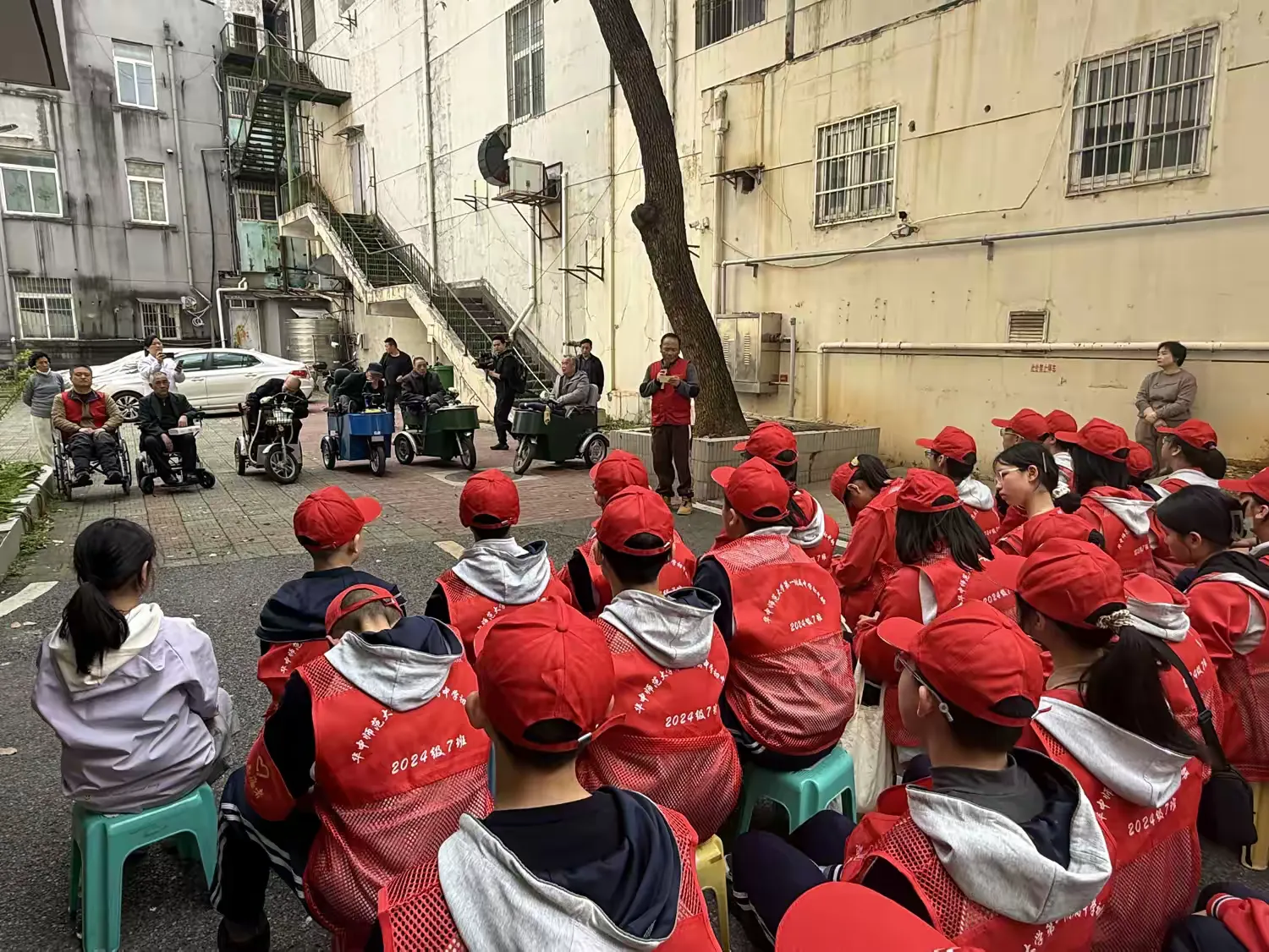 简篇-传承雷锋精神 致敬最可爱的人 ---华师一附中807班走进湖北省荣军优抚医院荣疗科