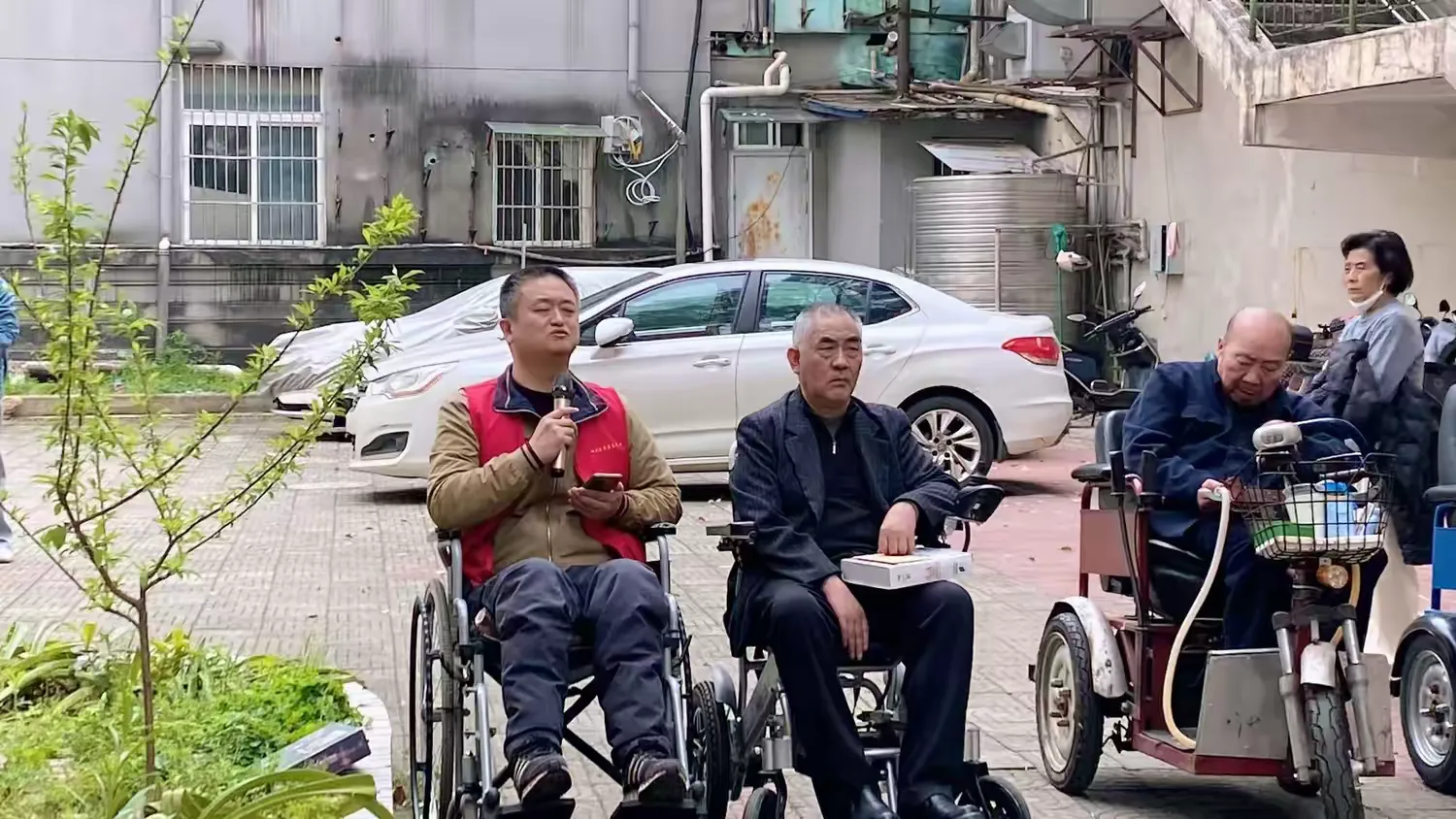 简篇-传承雷锋精神 致敬最可爱的人 ---华师一附中807班走进湖北省荣军优抚医院荣疗科