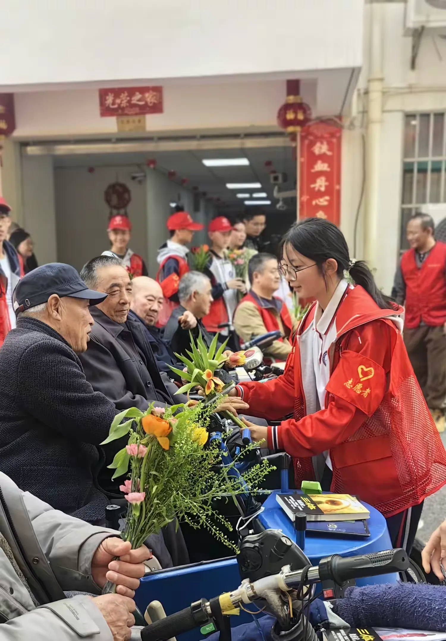 简篇-传承雷锋精神 致敬最可爱的人 ---华师一附中807班走进湖北省荣军优抚医院荣疗科