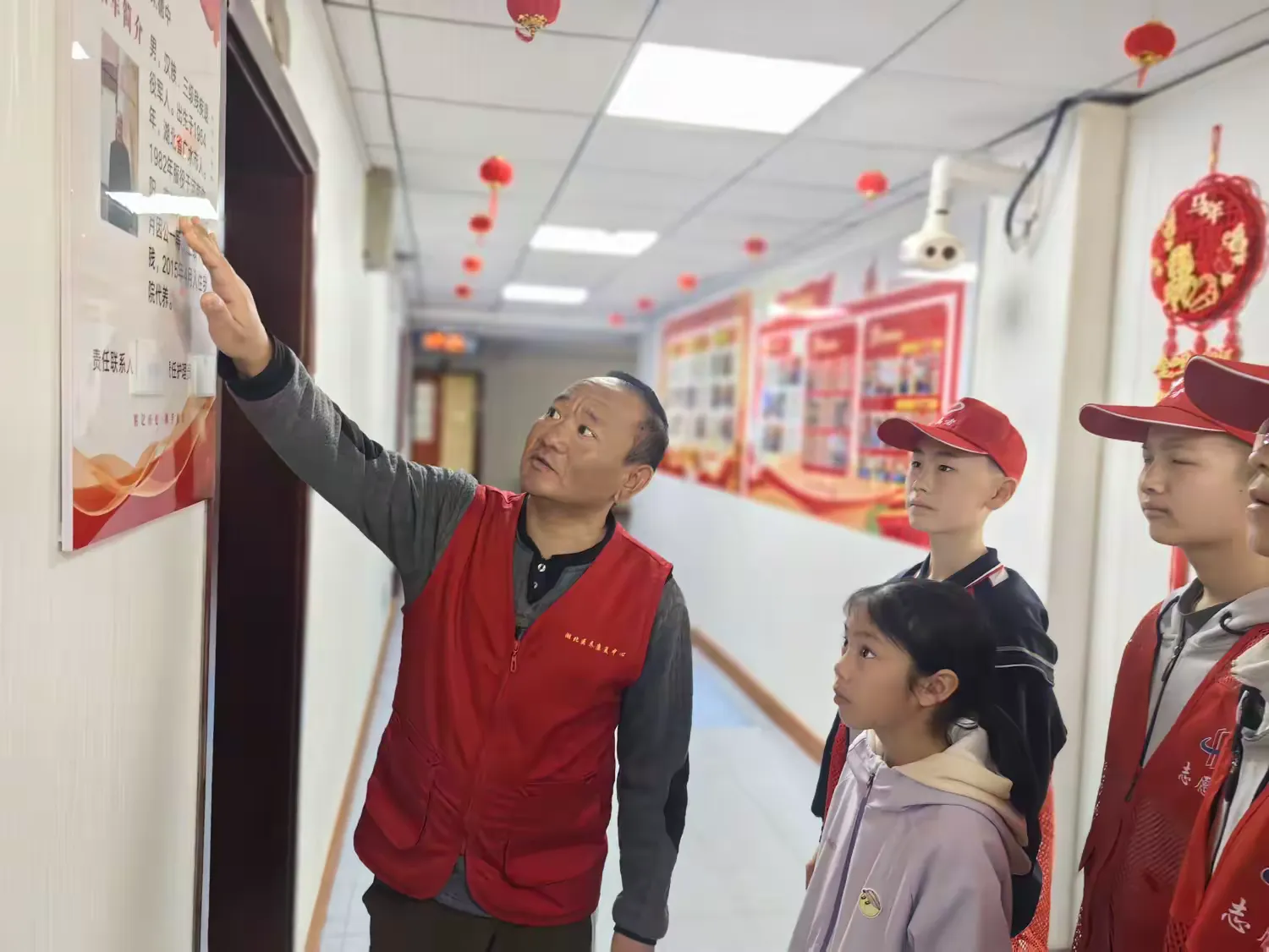 简篇-传承雷锋精神 致敬最可爱的人 ---华师一附中807班走进湖北省荣军优抚医院荣疗科